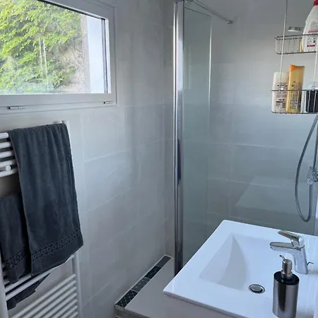 A Proximite De Laval Aparthotel