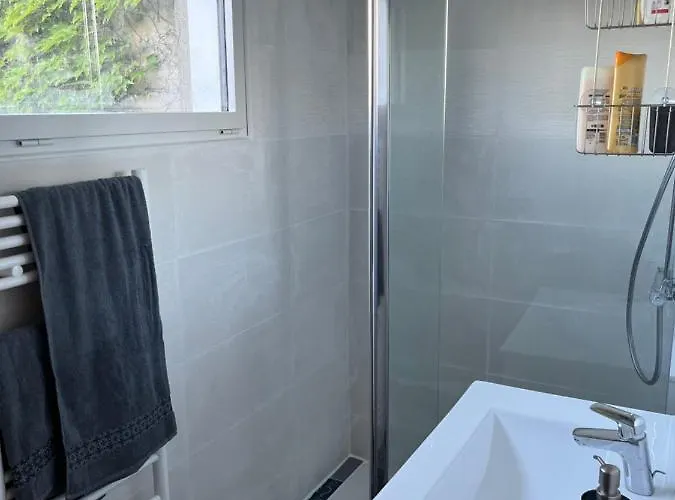 A Proximite De Laval Aparthotel